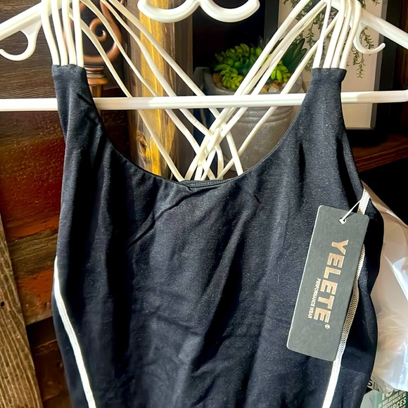 Yelete performance wear size L/Xlg - Picture 1 of 5